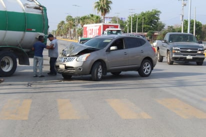 Chofer de camión recolector de basura ignora alto y provoca choque