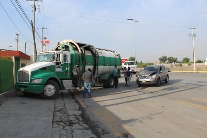 Recolector de basura provoca choque