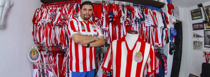 500 playeras de Chivas, el tesoro de Ricardo Ortiz, fiel aficionado del Rebaño