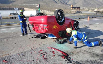 Mueren dos en volcadura en la Monterrey-Saltillo