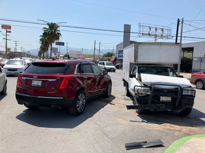 Un chofer de mensajería choca lujosa camioneta Lincoln