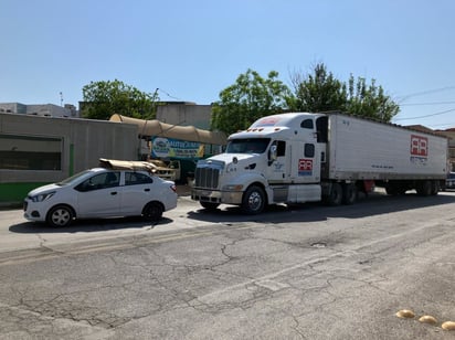 Tráiler derriba cables de telefonía de la colonia Ciudad Deportiva de Monclova