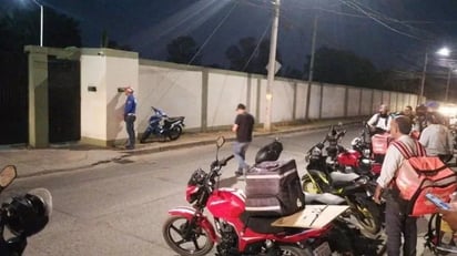 Militares piden pollos por Uber Eats y no los pagan; repartidores se manifiestan frente al cuarte