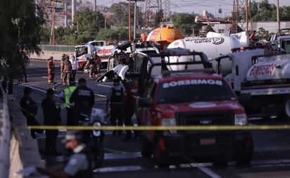 Vuelca pipa de Gas LP en la México-Pachuca; hay cierre de vialidades