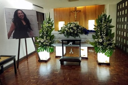 Familiares y amigos se despiden de Yolanda durante su velorio en Monterrey, NL