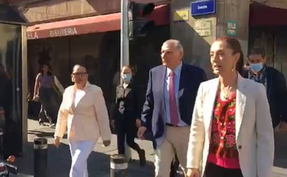 Sheinbaum llega caminando a sede de la SEP