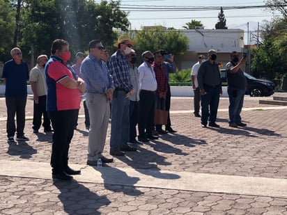 Docentes conmemoran el Día del Maestro en la plaza del Magisterio