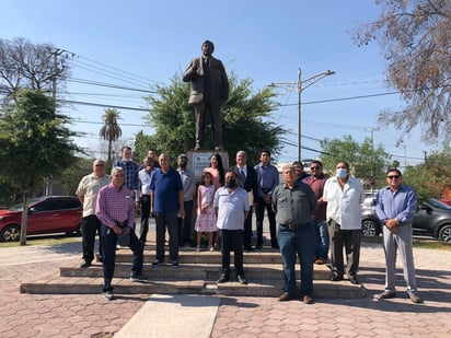 Docentes conmemoran el Día del Maestro en la plaza del Magisterio 