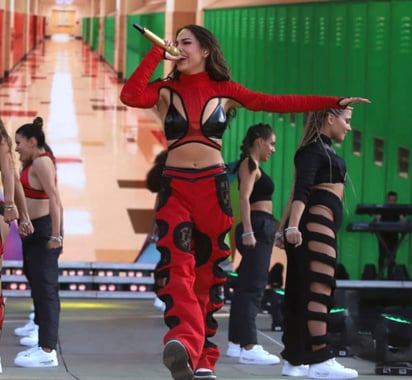 Danna Paola sabe cómo acentuar un look urbano con tenis chunky