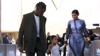 Kylie Jenner y Travis Scott enternecen en la alfombra de los Billboard al llevar de la mano a Stormi