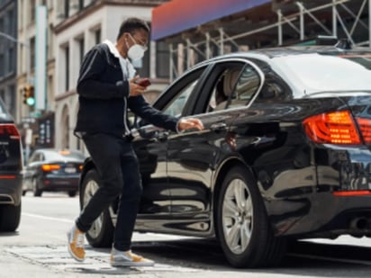 Chofer de Uber balea a pasajeros que intentaron asaltarlo