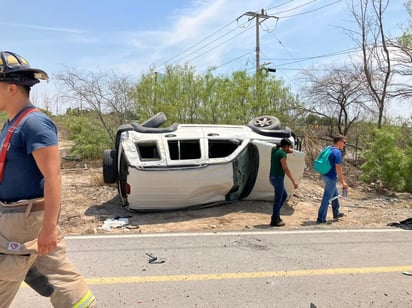 Mujer vuelca en su camioneta; iba a exceso de velocidad