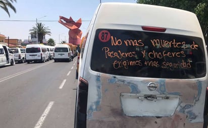 Choferes de transporte público bloquean por calles de Neza