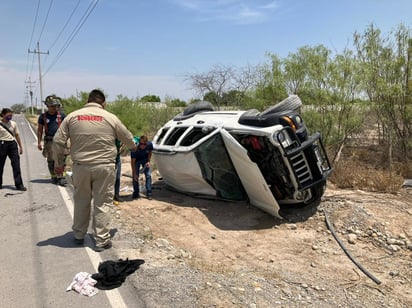 Mujer vuelca en su camioneta; iba a exceso de velocidad