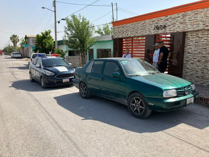 Niña quita freno a carro y derriba barda de campo de fútbol