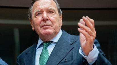 Berlín ve consecuente quitar privilegios a excanciller Schröder