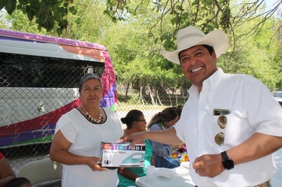 Mamás y niños de los ejidos recibieron festejo del alcalde Beto Villarreal