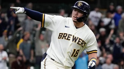 Jonrón de Hiura en la onceava da triunfo a Brewers sobre Braves