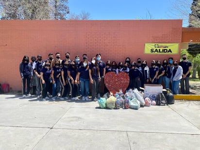 Fundación Sonrisas recibe donación de alumnos del CBTis No 36