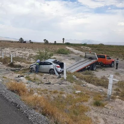 Jóvenes vuelcan en la carretera 30 a la altura del pueblo Mágico de Cuatrociénegas