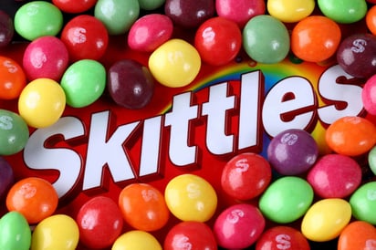 Retiran lotes de Skittles por presencia de hebra de metal 