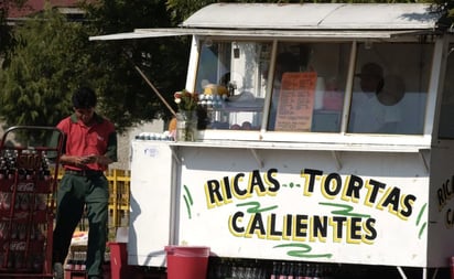 ¿Y las 'ricas tortas'? Borran rótulos en la Alcaldía Cuauhtémoc