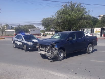 Chocan camionetas en la colonia Santa Mónica 