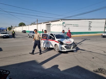 Taxista se pasa alto y choca a mujer embarazada