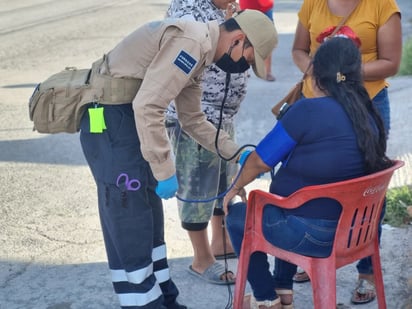 Taxista se pasa alto y choca a embarazada