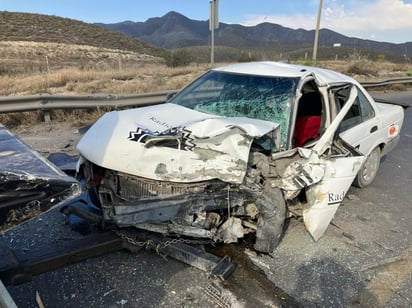 Taxista se queda dormido y provoca fuerte choque