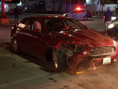 Conductor ignora luz roja de semáforo y provoca choque