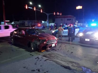 Sujeto ignora luz roja de semáforo y provoca choque