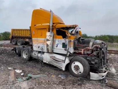 Tráiler le quiso ganar el paso al tren y se impacta contra la locomotora