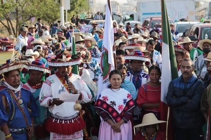 Caravana wixárika en camino al Palacio Nacional