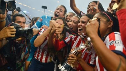 Cerca de 3 mil personas celebran en la Minerva título de Chivas femenil