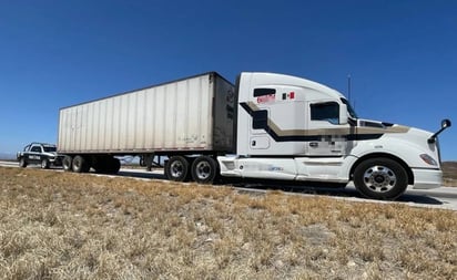 Recuperan tráiler robado en inmediaciones de la carretera Guaymas