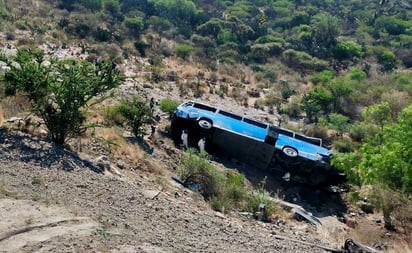 Mueren 6 migrantes tras volcadura de autobús en Querétaro