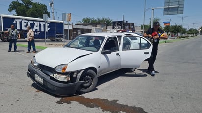 Apresurado conductor ignora alto y provoca choque