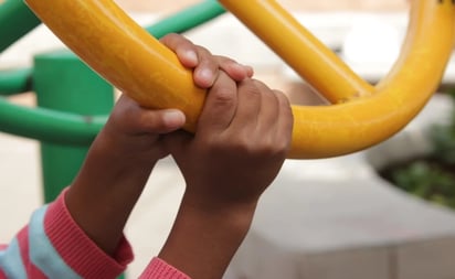 Mujer le quema las manos a niño por comerse un pastelillo