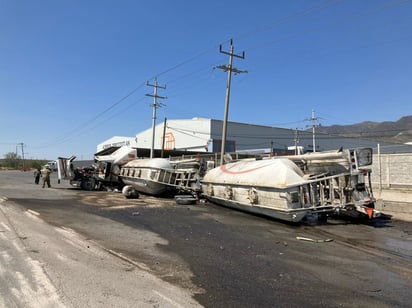 Tráiler choca y vuelca al chocar contra pipa de diésel