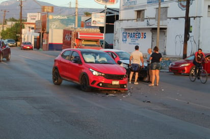 Conductor ignora señal de alto y provoca accidente