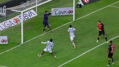 Camilo Vargas se vistió de héroe y Atlas venció 2-0 a Pachuca