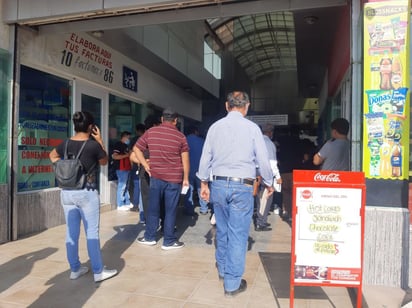 Cientos de Monclovenses hacen fila para obtener su Constancia de Situación Fiscal  