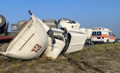 Trailero abandona su unidad tras volcar en la carretera Monclova-Monterrey