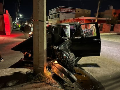 Camionetas quedan destrozadas tras fuerte choque