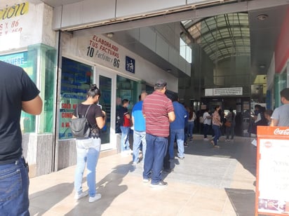 Monclovenses hacen larga fila por Constancia de Situación Fiscal