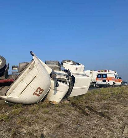 Trailero abandona su unidad tras volcar en la carretera 53