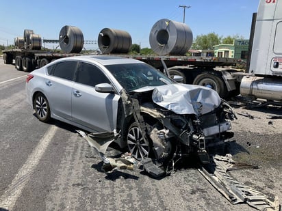 Choque entre tráiler y auto deja un lesionado en Castaños