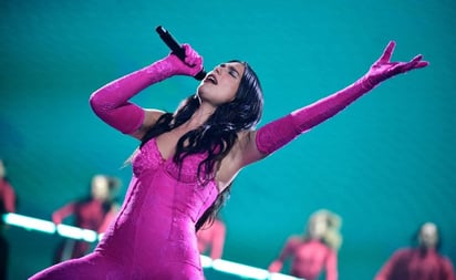 Dua Lipa cae en pleno concierto y queda al descubierto el playback