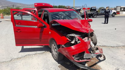 Encontronazo entre auto y camioneta deja tres lesionados en Castaños.